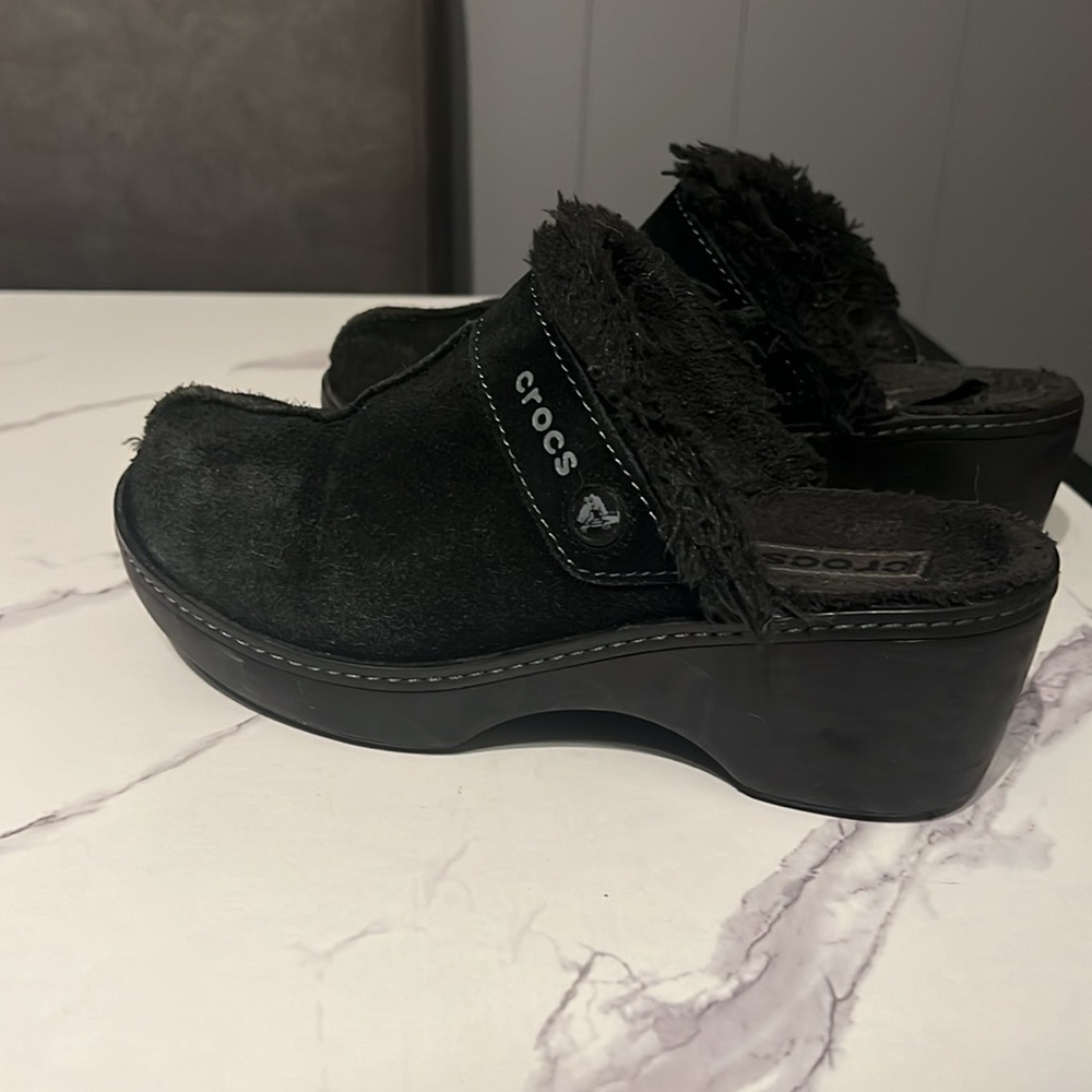 Crocs suede clog